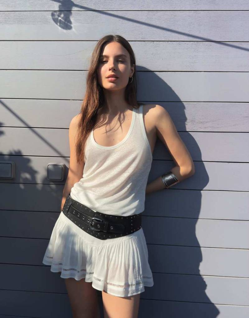 Bershka - Strukturierter Minirock in Weiß von Bershka