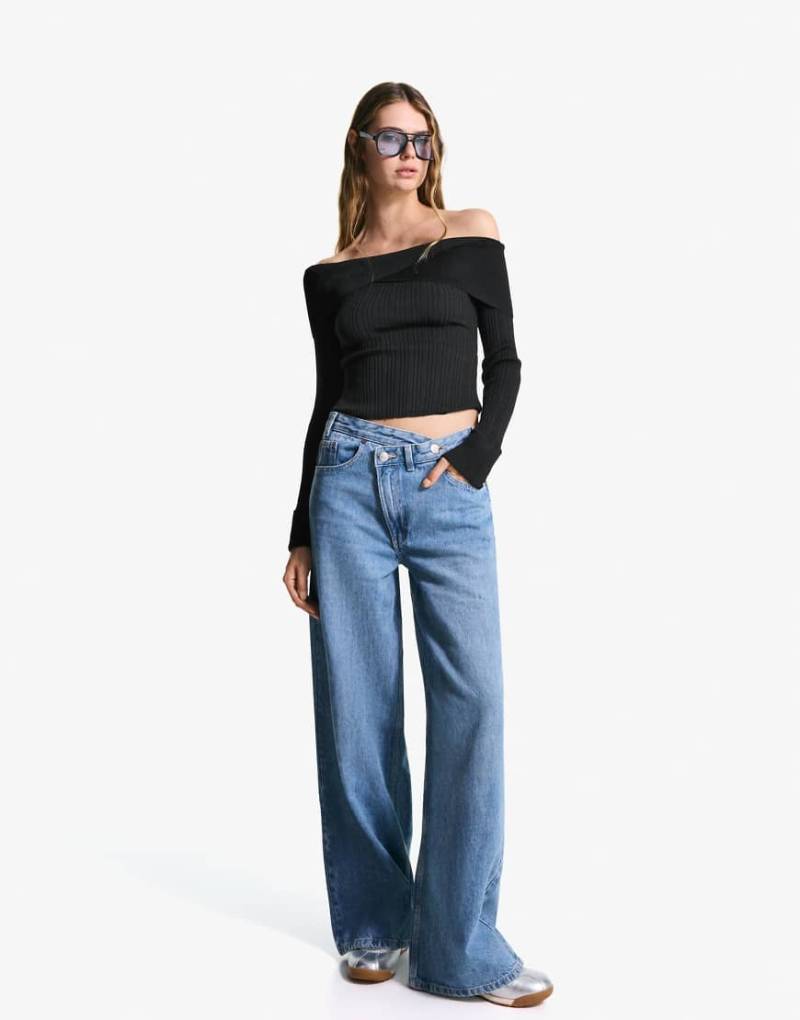 Bershka - Strukturierter Pullover in Schwarz mit Carmen-Ausschnitt Bershka - Strukturierter Pullover in Schwarz mit Carmen-Ausschnitt von Bershka