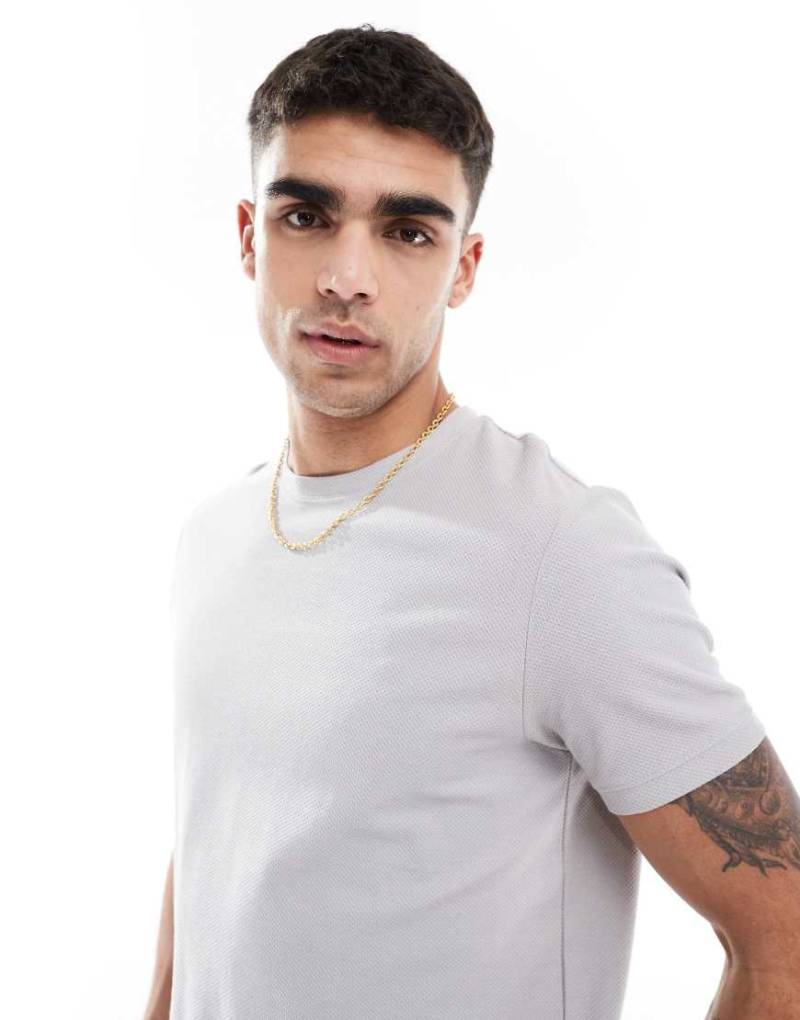 Bershka - Strukturiertes, kurzärmliges T-Shirt in Beige-Neutral von Bershka