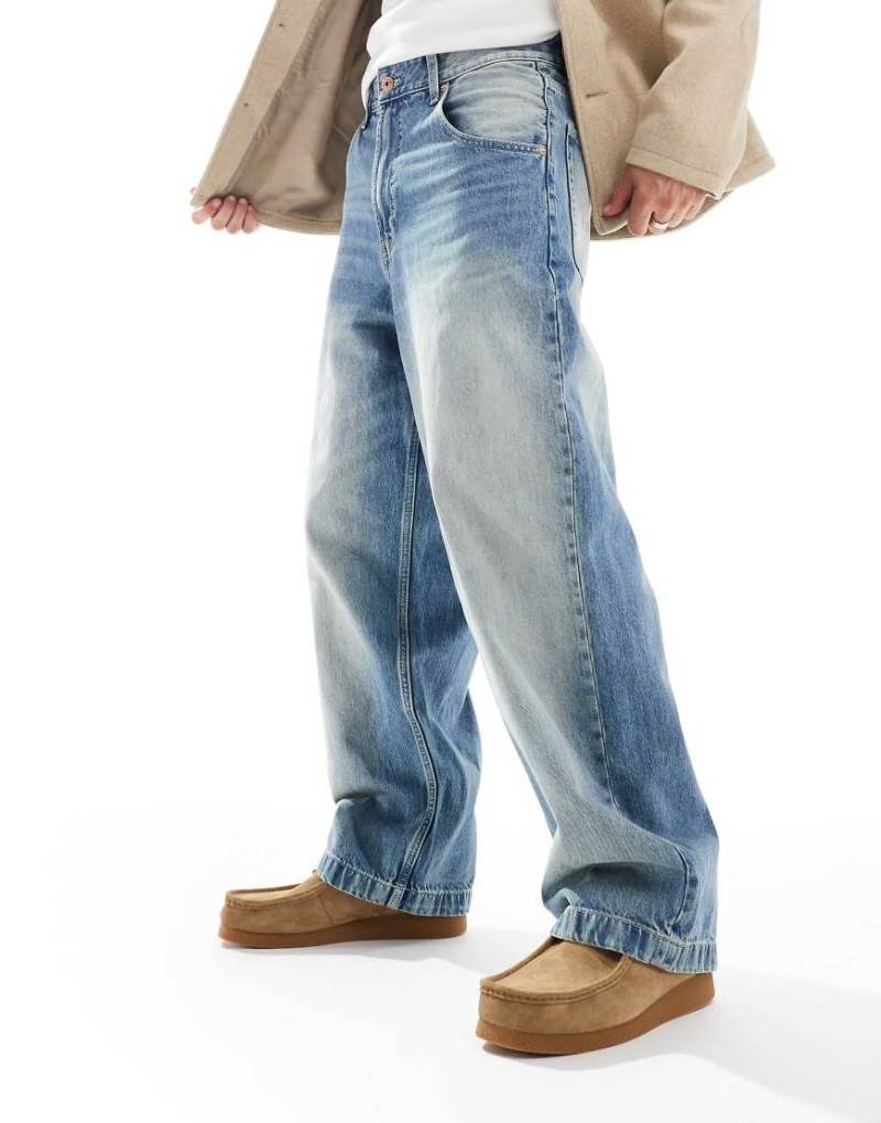 Bershka - Superweit geschnittene Jeans in verwaschenem Blau von Bershka