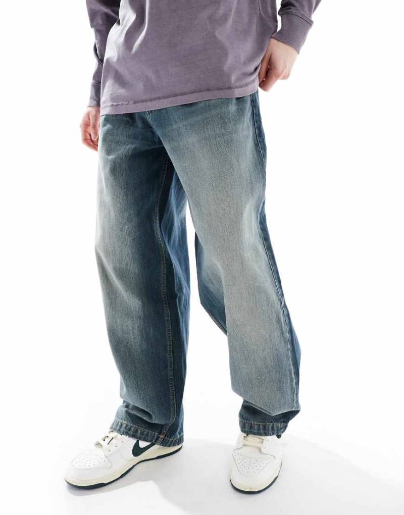 Bershka - Superweit geschnittene Jeans in verwaschenem Patina-Blau Bershka - Superweit geschnittene Jeans in verwaschenem Patina-Blau von Bershka