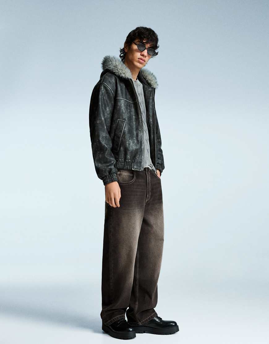 Bershka - Superweite Jeans in Schwarz mit Nietenbesatz von Bershka