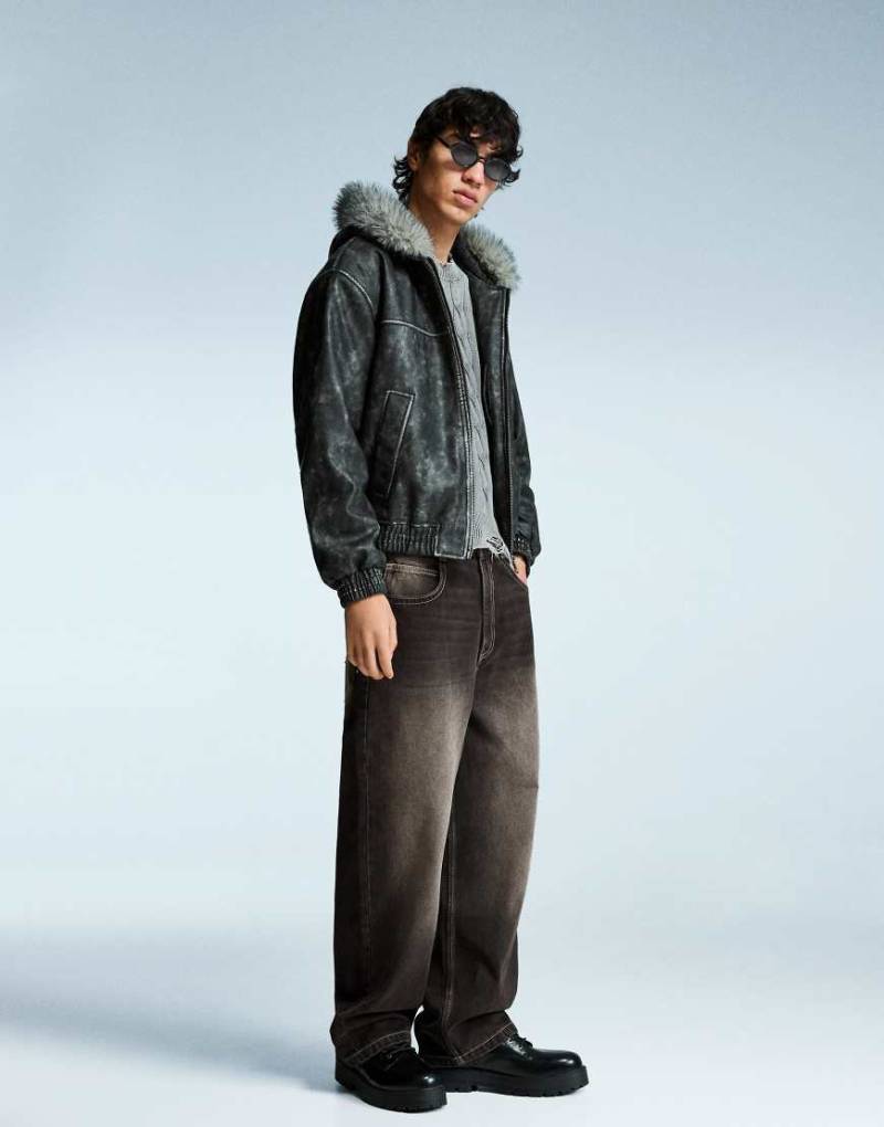 Bershka - Superweite Jeans in Schwarz mit Nietenbesatz von Bershka