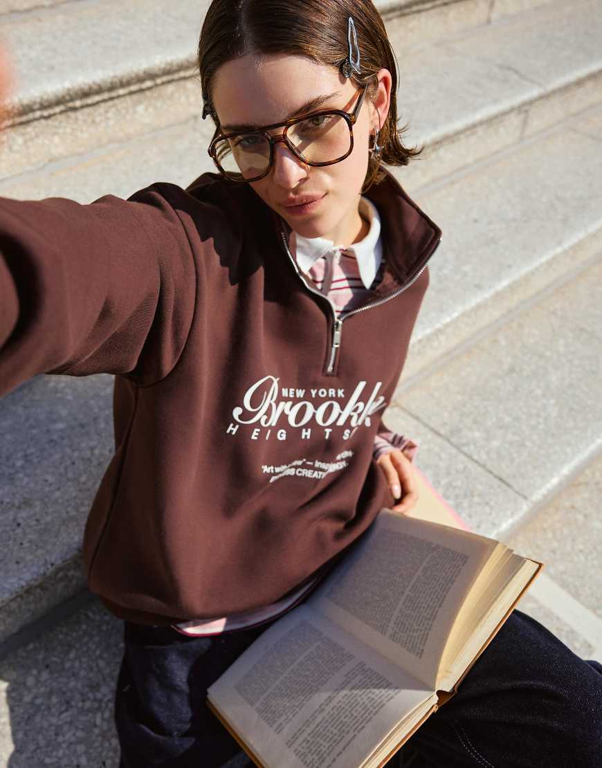 Bershka - Sweatshirt in Braun mit Print und kurzem Reißverschluss-Brown von Bershka