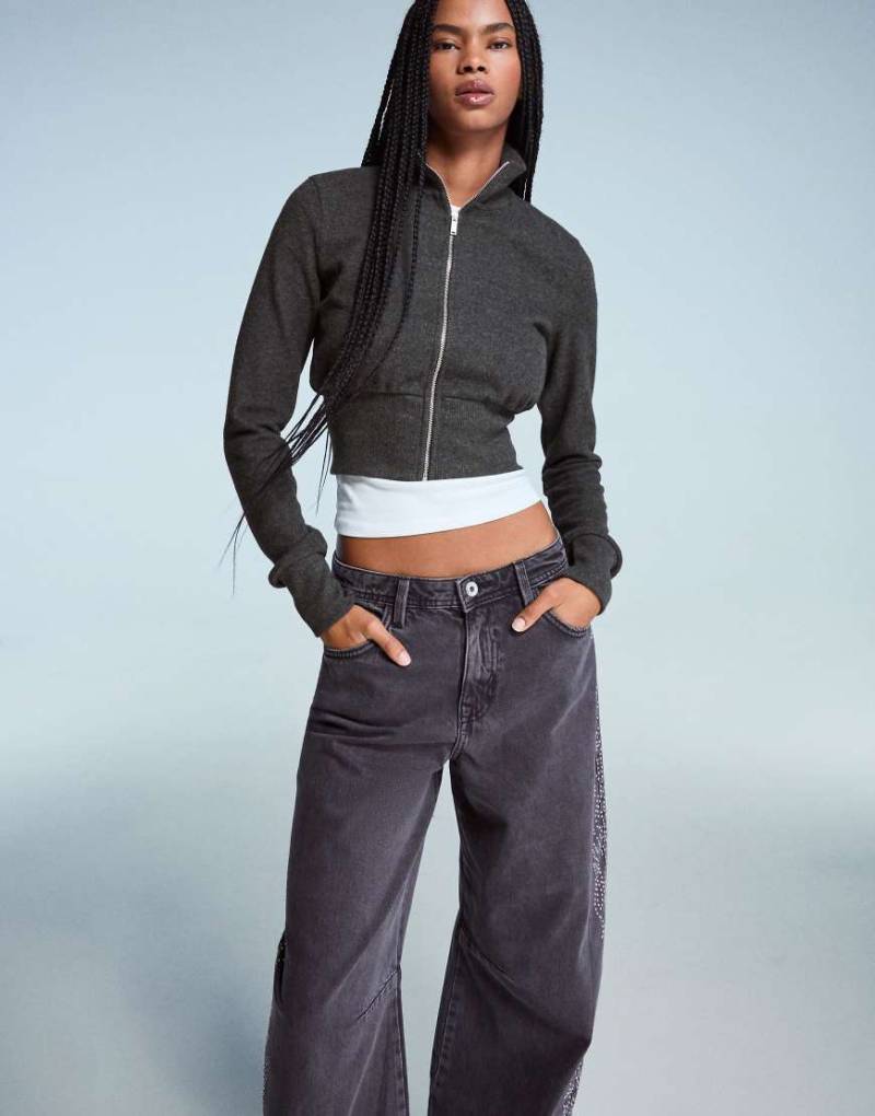 Bershka - Sweatshirt in Grau mit Reißverschluss Bershka - Sweatshirt in Grau mit Reißverschluss von Bershka