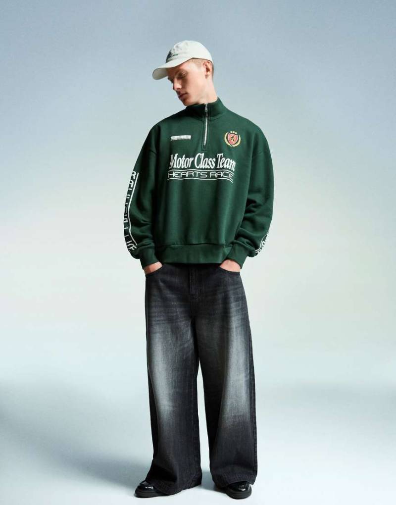 Bershka - Sweatshirt in Grün mit Reißverschluss und Print von Bershka