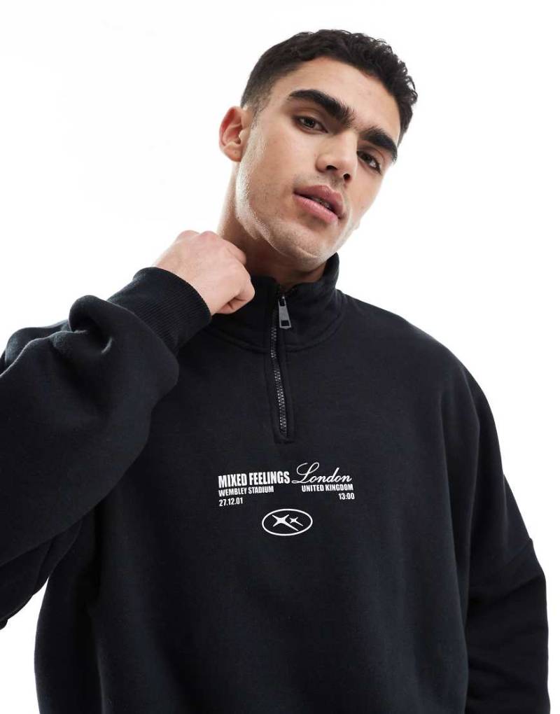 Bershka - Sweatshirt in Schwarz mit kurzem Reißverschluss, Rückenprint und Paspelierung von Bershka