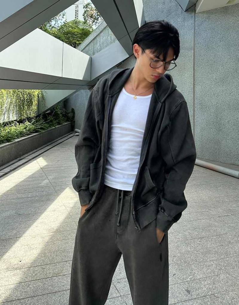 Bershka - Sweatshirt in Schwarz und Weiß mit Reißverschluss und kastigem Cropped-Schnitt von Bershka