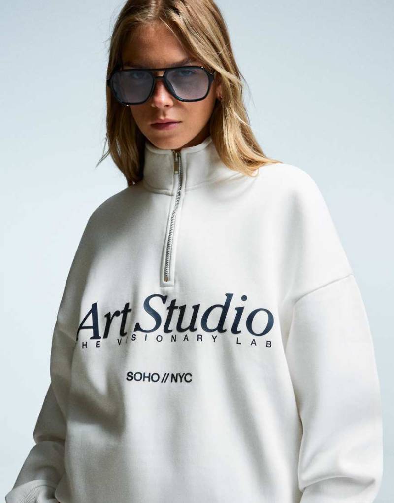 Bershka - Sweatshirt in Weiß mit Print und kurzem Reißverschluss von Bershka