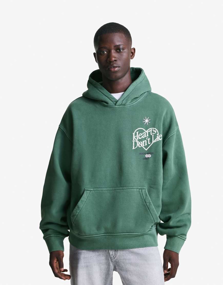 Bershka - Sweatshirt in verwaschenem Grau mit verblasstem Effekt und Print-Grün von Bershka