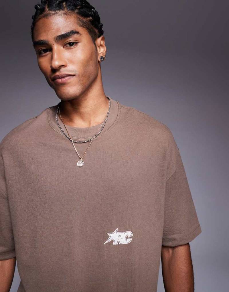 Bershka - T-Shirt in Braun mit „Arc"-Print von Bershka