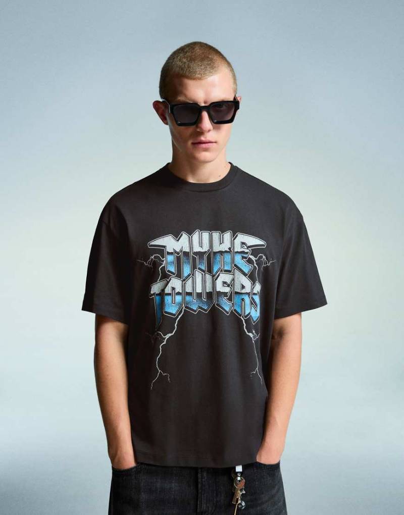 Bershka - T-Shirt in Grau mit „Mike Towers"-Print von Bershka