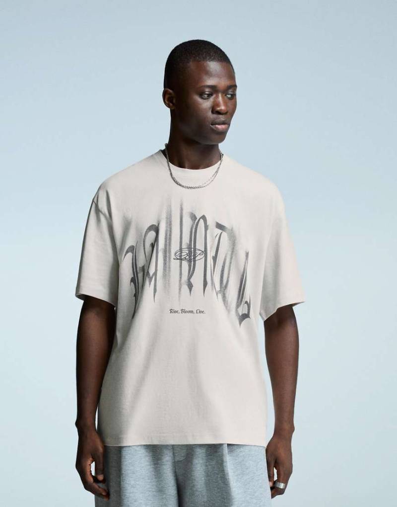 Bershka - T-Shirt in Kamelbraun mit Print-Neutral Bershka - T-Shirt in Kamelbraun mit Print-Neutral von Bershka