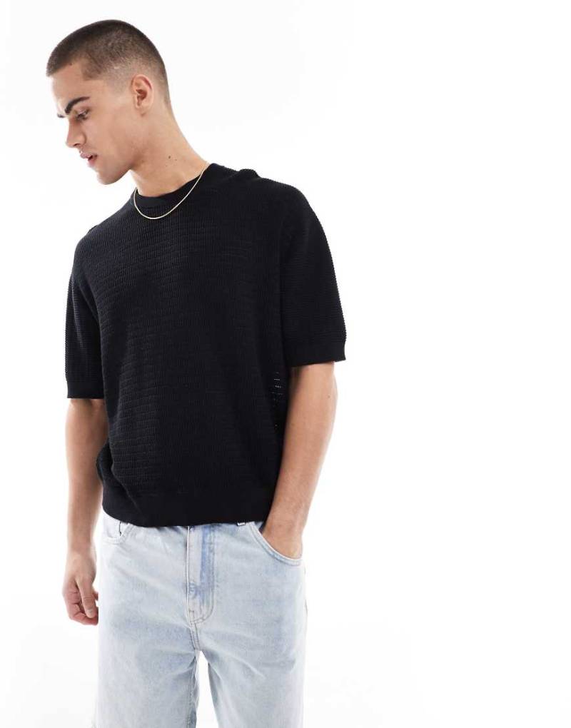 Bershka - T-Shirt in Schwarz mit gestrickter Struktur von Bershka