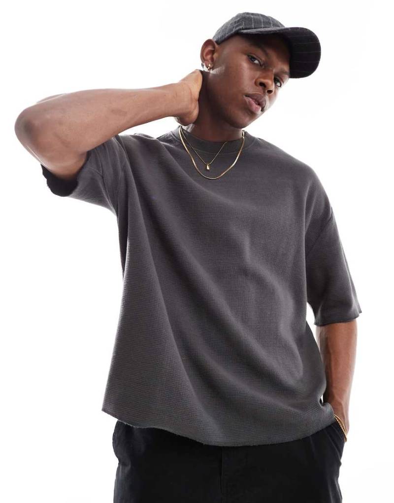 Bershka - T-Shirt in verwaschenem Schwarz mit Waffelstruktur von Bershka