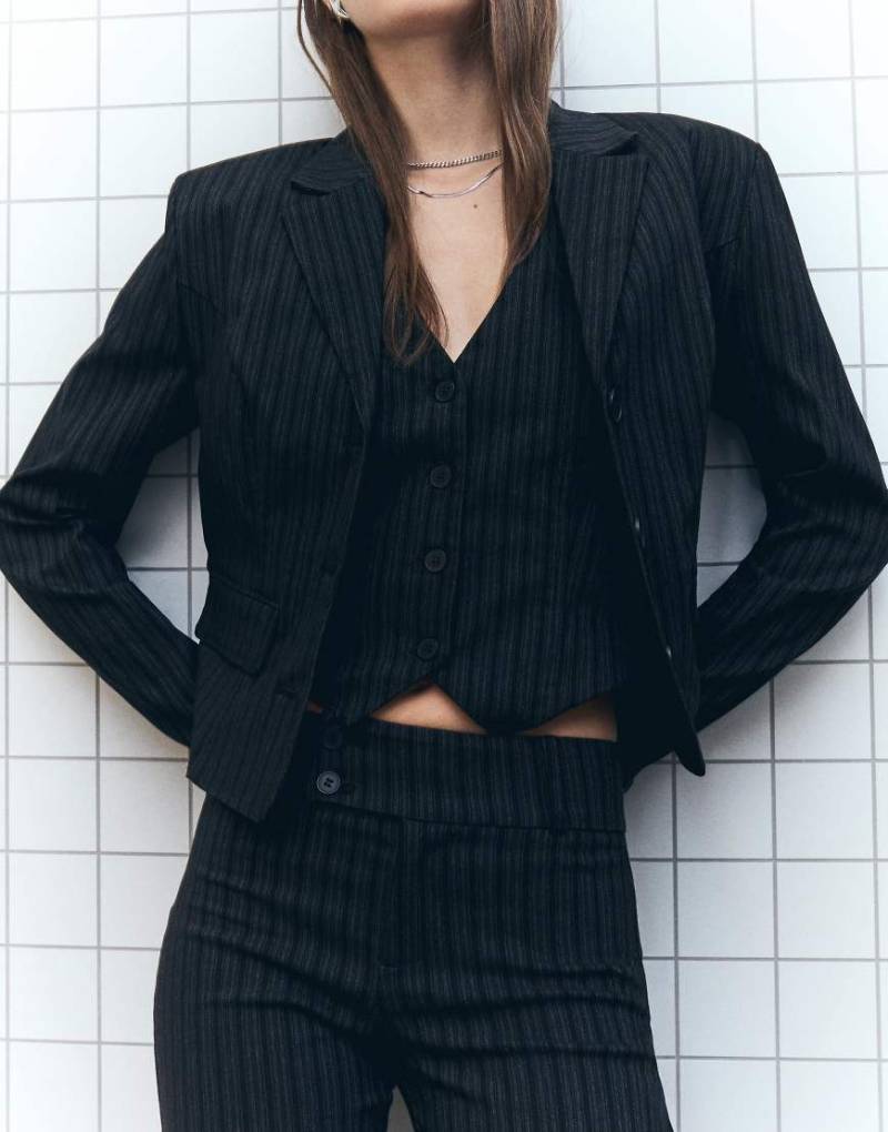 Bershka - Taillierter Blazer in Schwarz und Weiß von Bershka