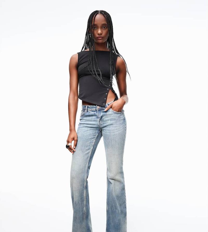 Bershka Tall - Bootcut-Jeans in Blau mit niedrigem Bund von Bershka