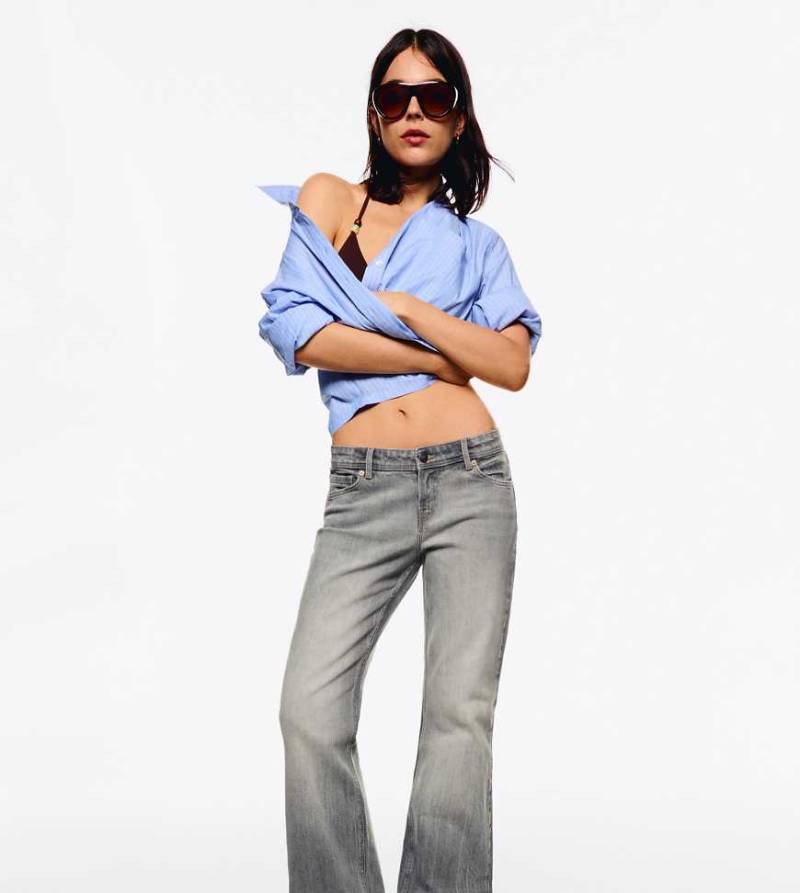 Bershka Tall - Bootcut-Jeans in Hellgrau mit niedrigem Bund von Bershka