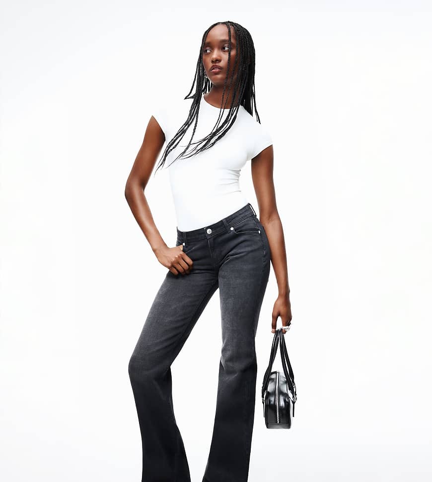 Bershka Tall - Bootcut-Jeans in Schwarz und Weiß mit niedrigem Bund von Bershka