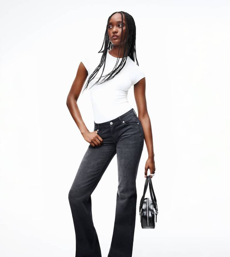 Bershka Tall - Bootcut-Jeans in Schwarz und Weiß mit niedrigem Bund von Bershka