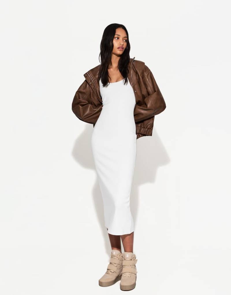 Bershka - Träger-Midikleid in Weiß von Bershka