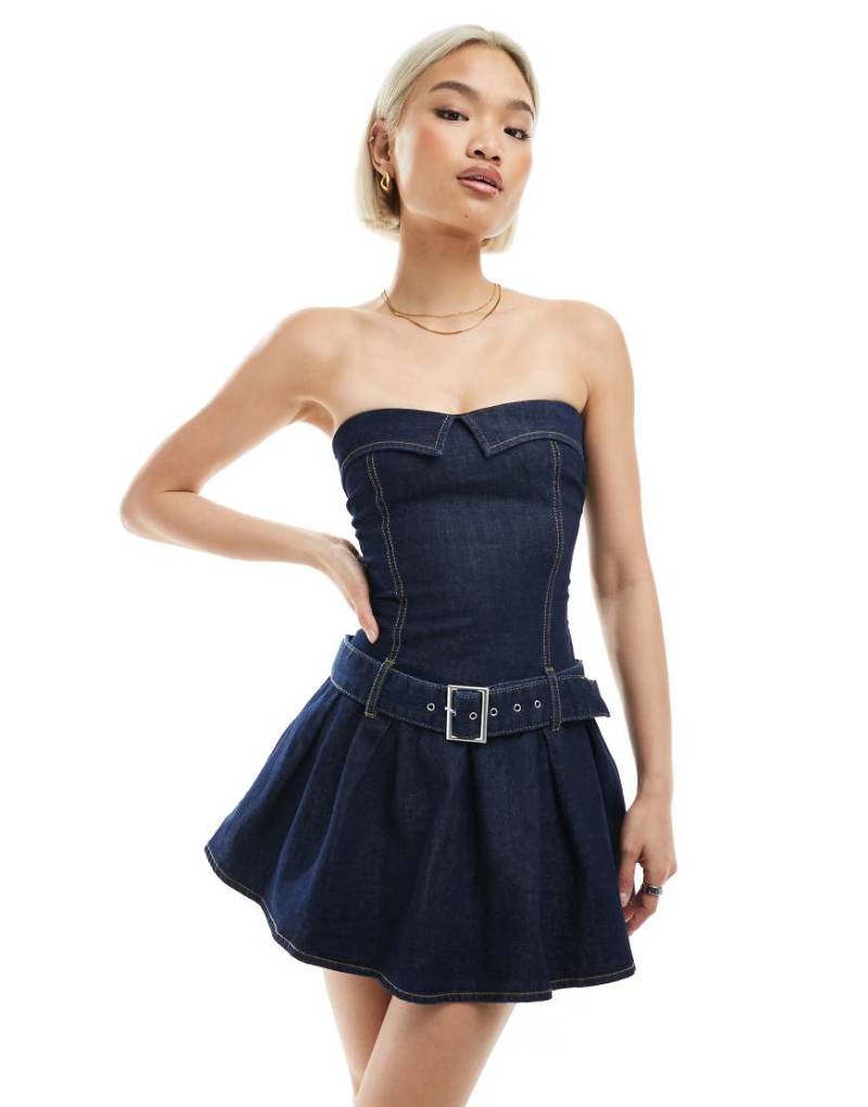 Bershka - Trägerloses Mini-Jeanskleid in dunkelblauer Waschung mit Gürtel Bershka - Trägerloses Mini-Jeanskleid in dunkelblauer Waschung mit Gürtel von Bershka