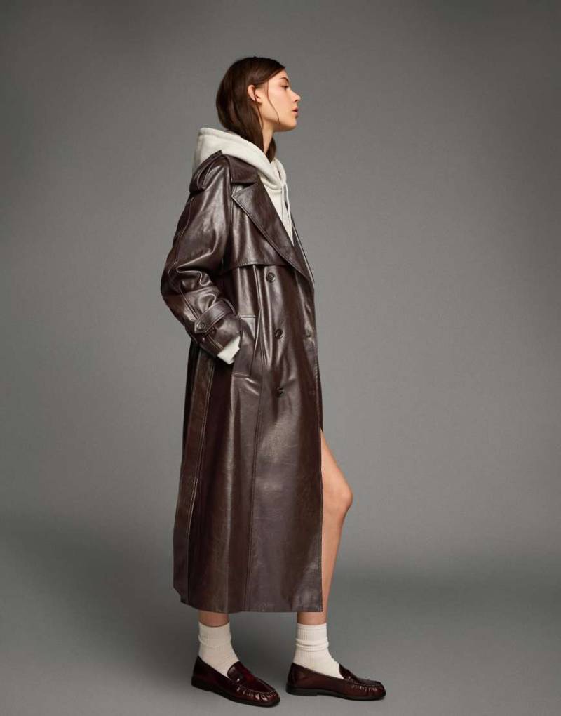 Bershka - Trenchcoat aus Kunstleder in Braun-Brown von Bershka