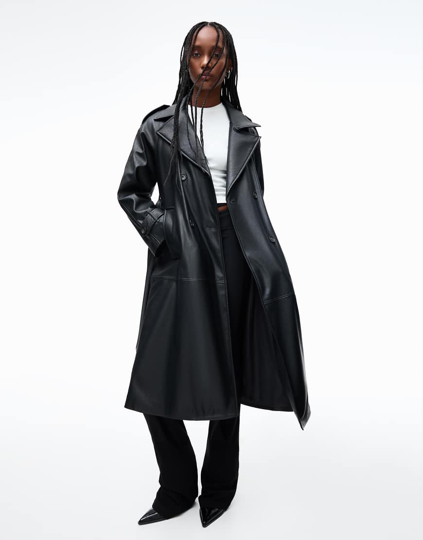 Bershka - Trenchcoat aus Kunstleder in Schwarz von Bershka