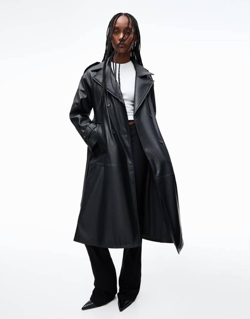 Bershka - Trenchcoat aus Kunstleder in Schwarz von Bershka