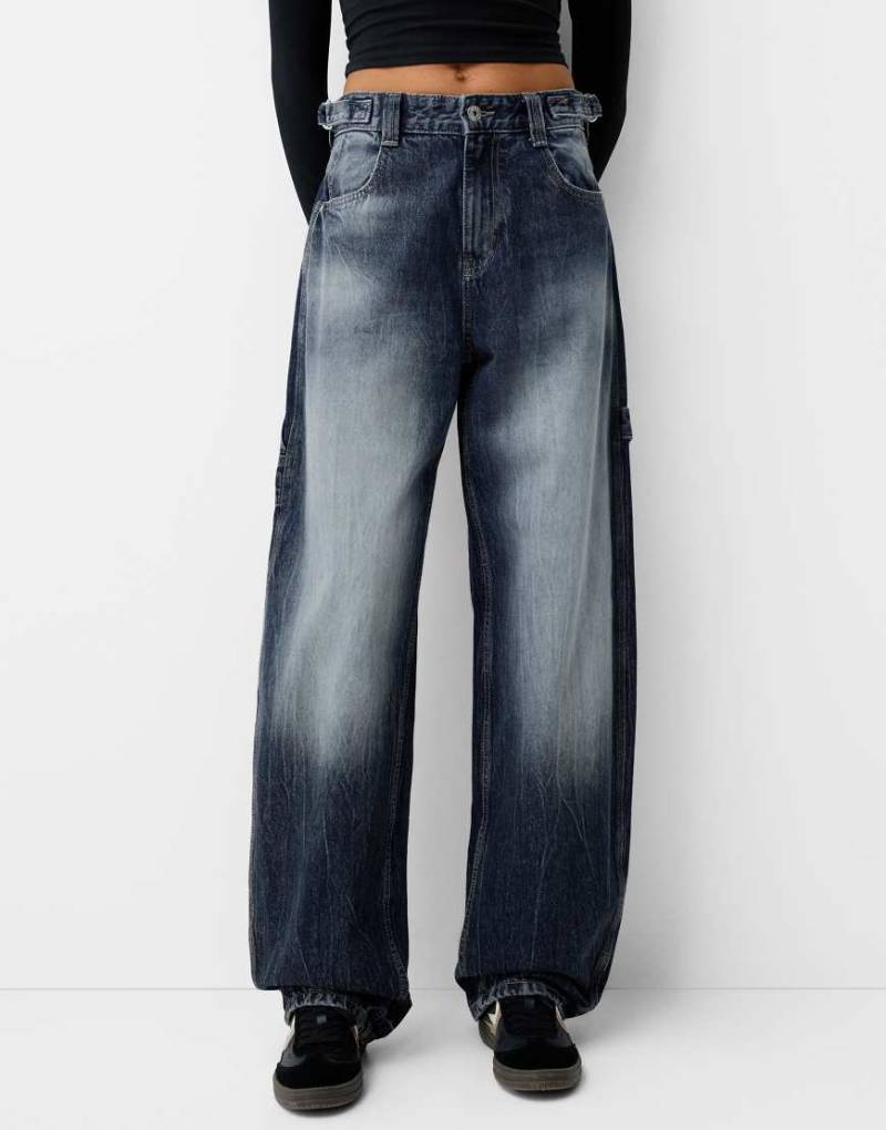 Bershka - Verstellbare Balloon Fit Carpenter-Jeans in Marineblau von Bershka