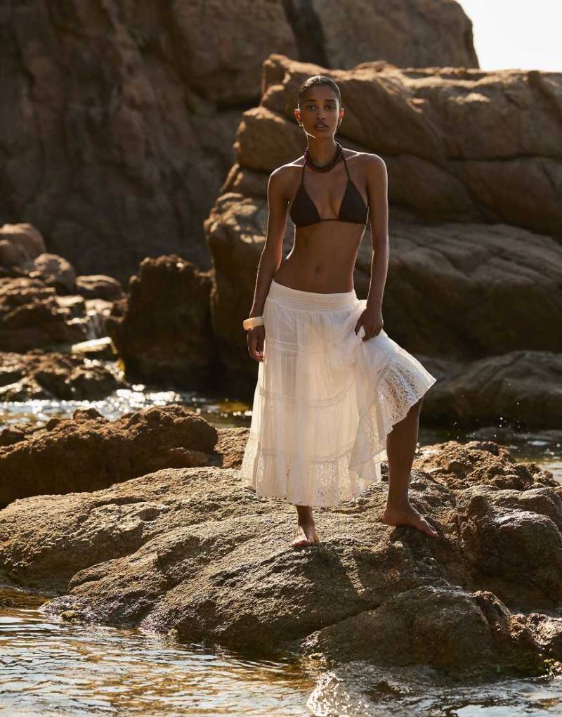 Bershka - Voluminöser Midirock aus Spitze in Weiß von Bershka