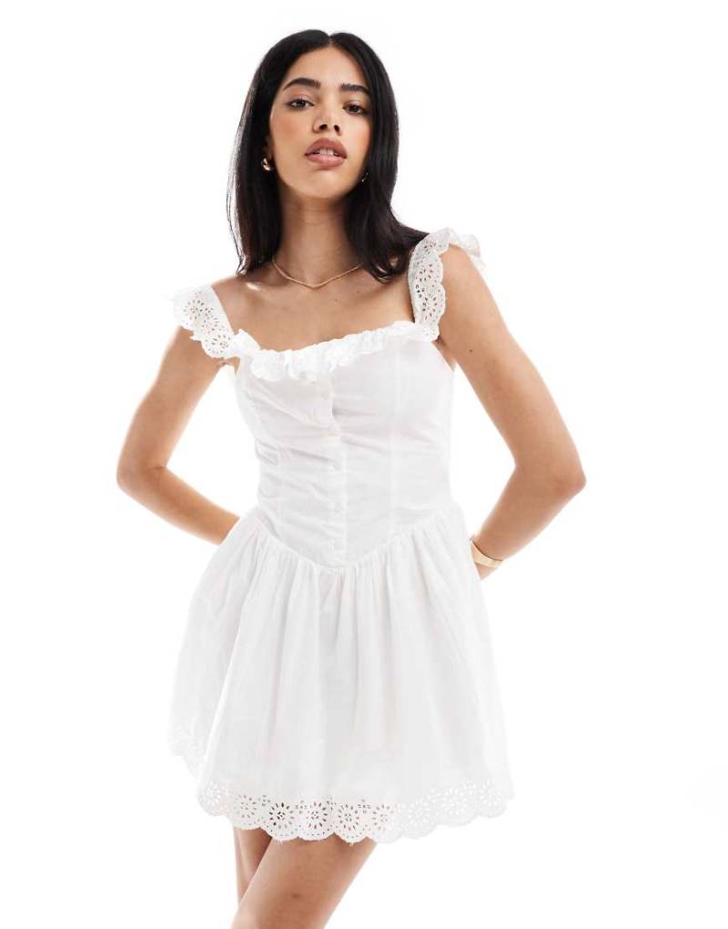 Bershka - Voluminöses Minikleid in Weiß mit lasergeschnittenen Rüschen von Bershka