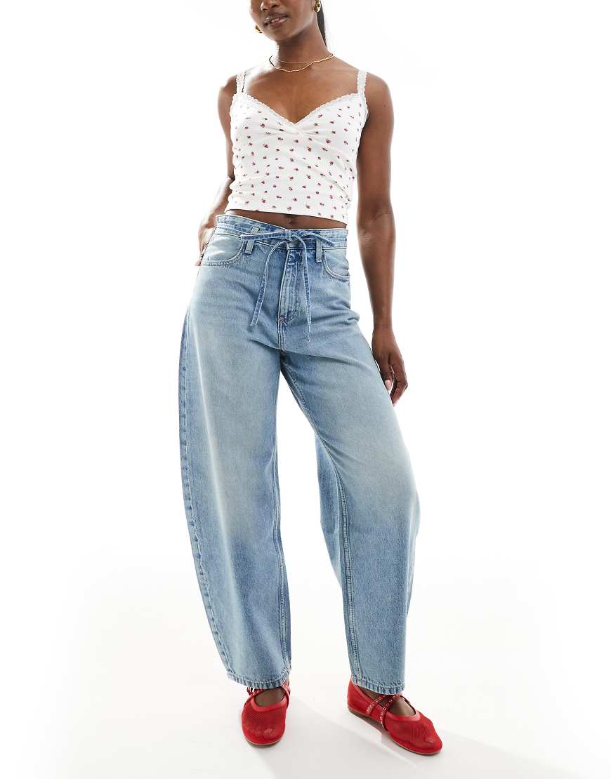 Bershka - Vorne gebundene Barrel-Leg-Jeans in mittelblauer Waschung von Bershka