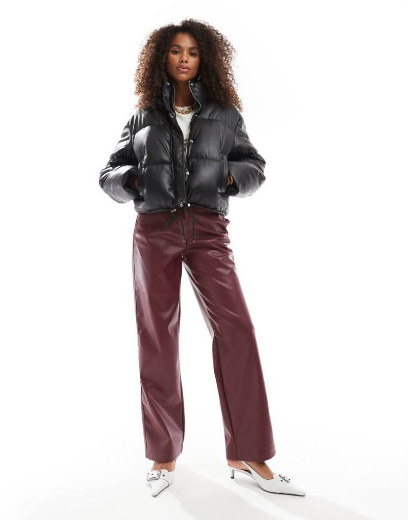 Bershka - Wattierte Jacke aus Kunstleder in Schwarz von Bershka