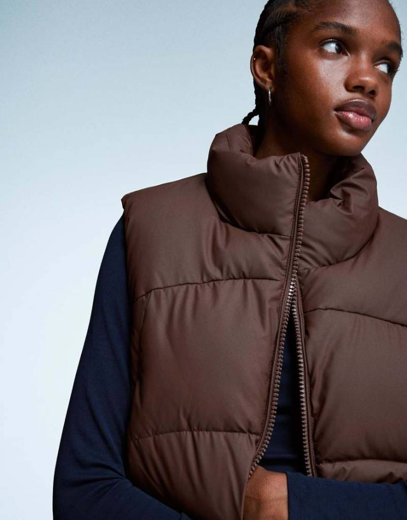 Bershka - Wattierte Steppweste in Braun mit kurzem Schnitt-Brown von Bershka
