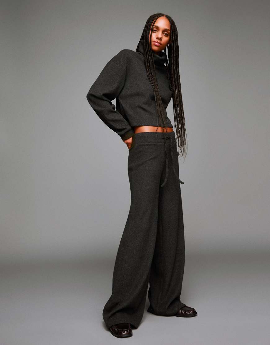 Bershka - Weiche, gerippte Hose in Grau mit weitem Bein von Bershka