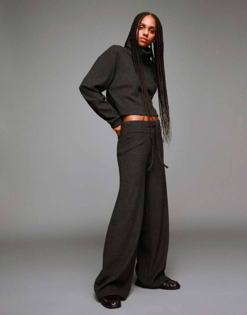 Bershka - Weiche, gerippte Hose in Grau mit weitem Bein von Bershka