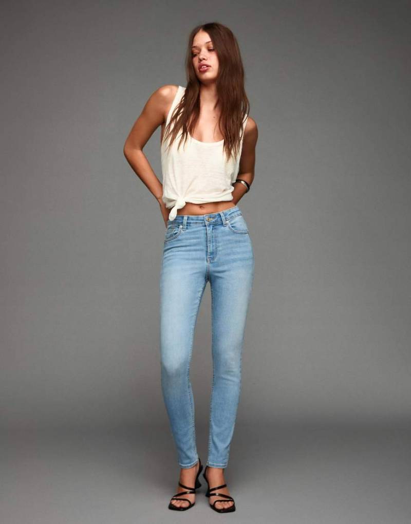 Bershka - Weiche Jeans in Hellblau mit superhohem Bund und engem Schnitt von Bershka