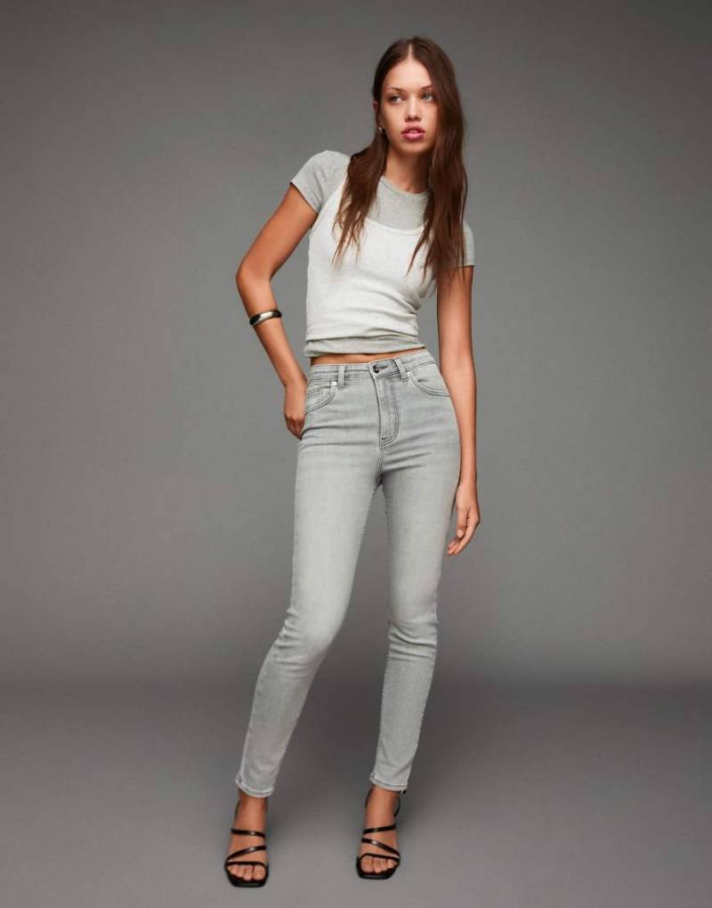 Bershka - Weiche Jeans in Hellgrau mit superhohem Bund und engem Schnitt von Bershka