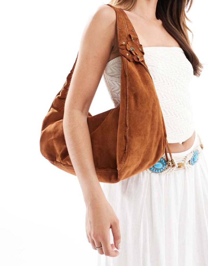 Bershka - Weiche Schultertasche aus Wildlederimitat in Braun mit Nietendetail von Bershka