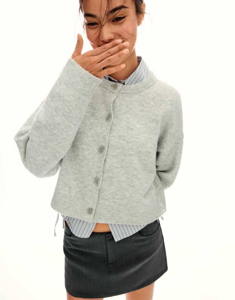 Bershka - Weiche Strickjacke in Grau mit Knopfleiste von Bershka