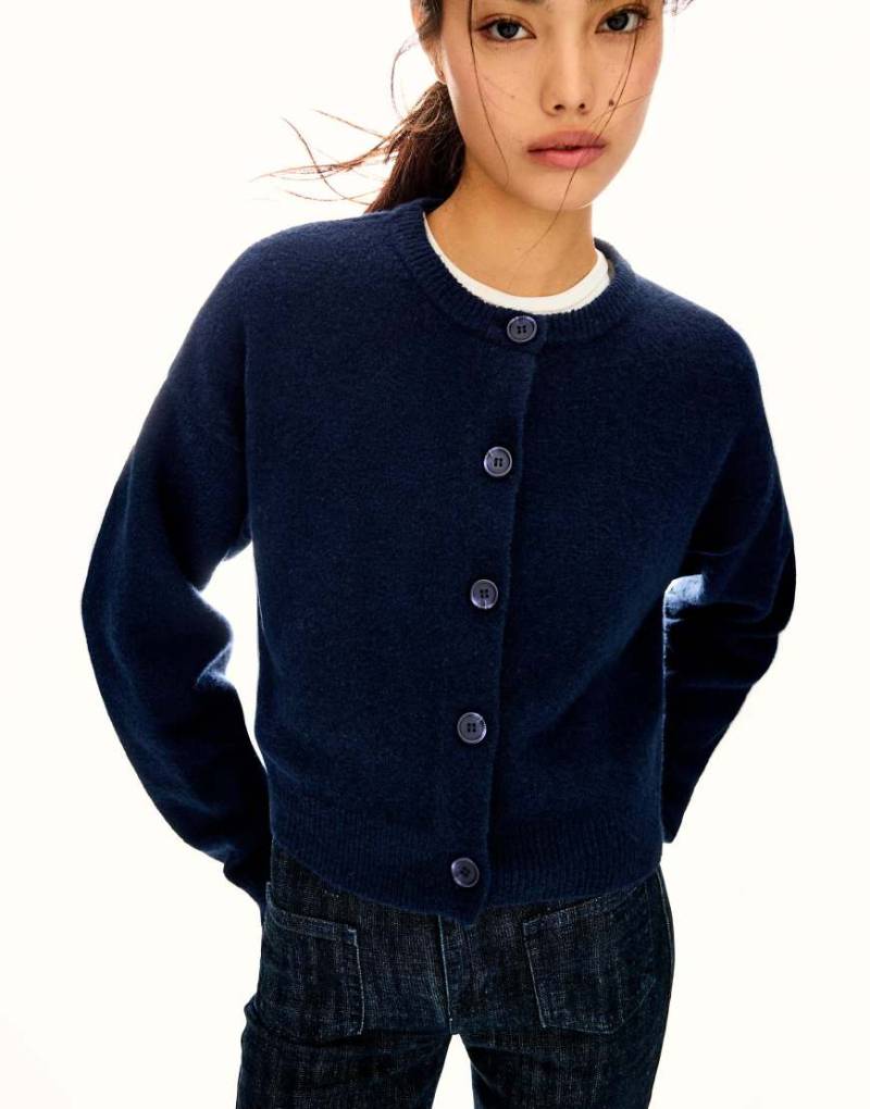 Bershka - Weiche Strickjacke in Jeansblau mit Knopfleiste von Bershka