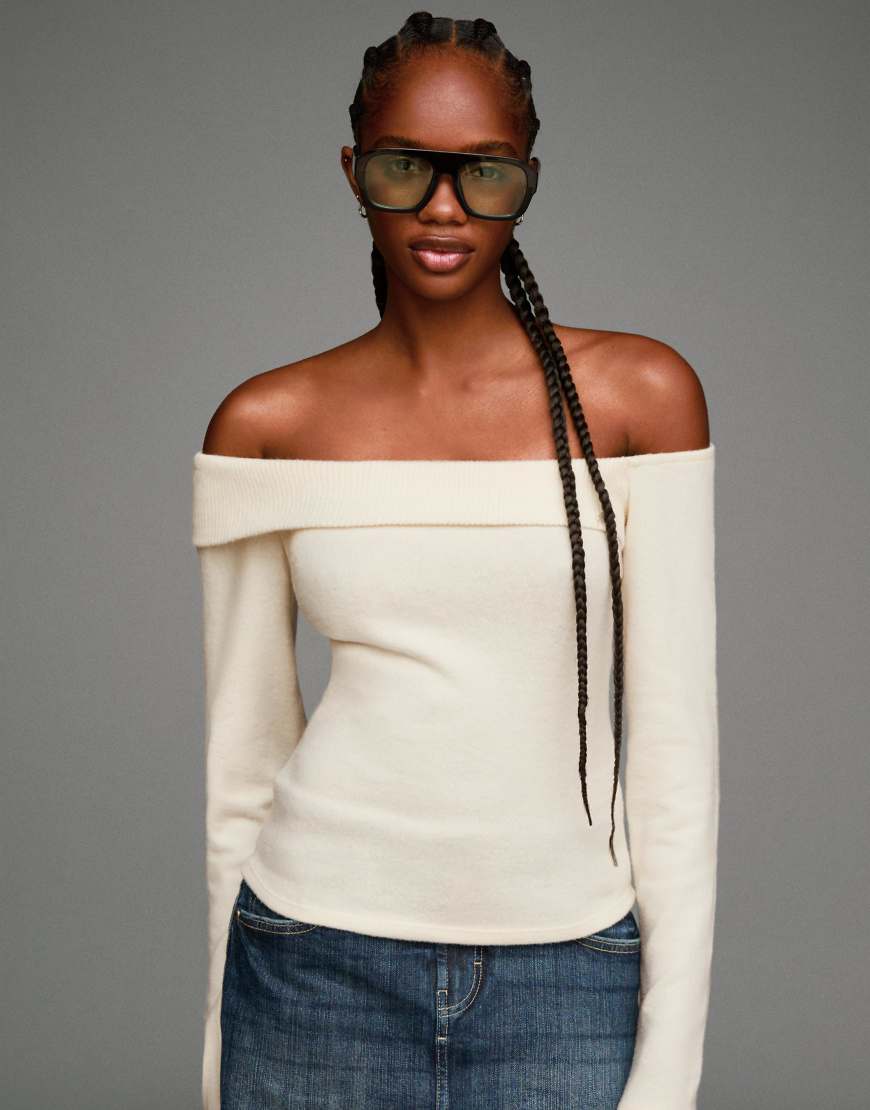 Bershka - Weicher, asymmetrischer Strickpullover in Ecru-Weiß von Bershka