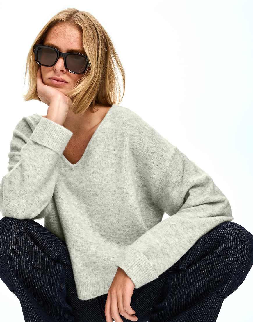 Bershka - Weicher Pullover in Grau mit V-Ausschnitt von Bershka