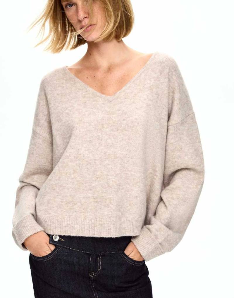 Bershka - Weicher Pullover in Steinbeige mit V-Ausschnitt-Neutral Bershka - Weicher Pullover in Steinbeige mit V-Ausschnitt-Neutral von Bershka