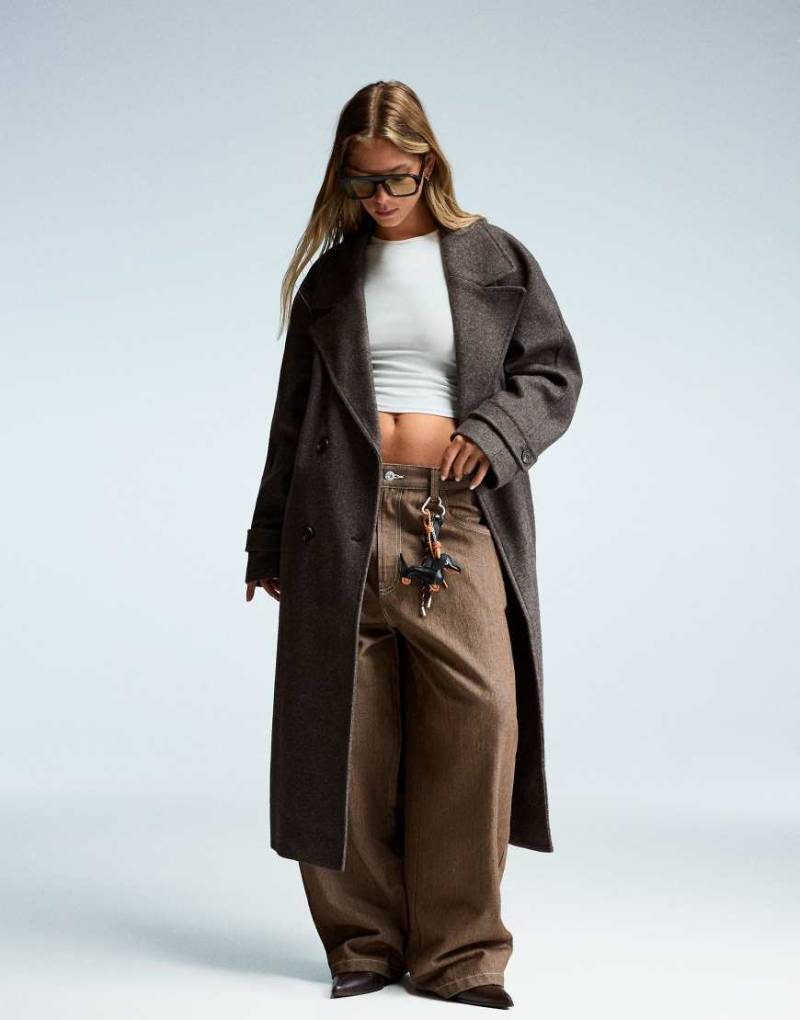 Bershka - Weicher Trenchcoat in Braun mit Gürtel-Brown Bershka - Weicher Trenchcoat in Braun mit Gürtel-Brown von Bershka