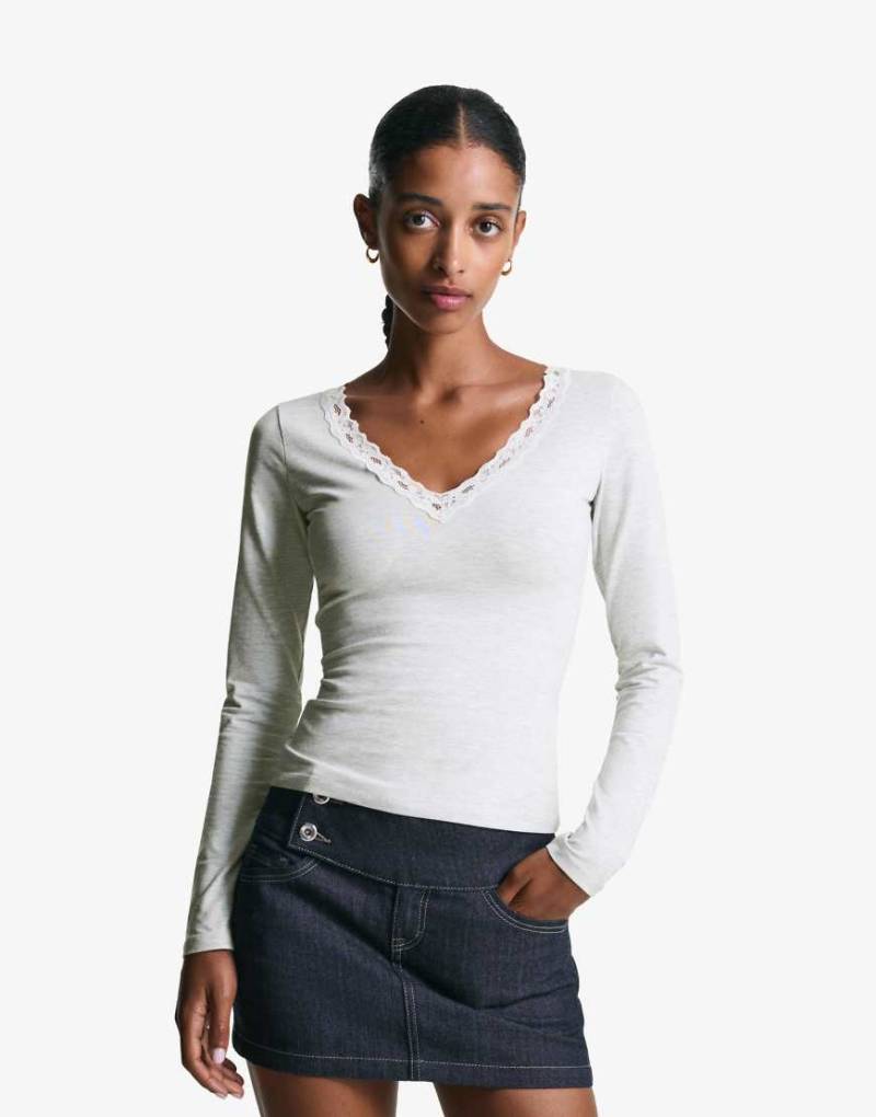 Bershka - Weiches, langärmliges T-Shirt aus Spitze in Hellgrau von Bershka