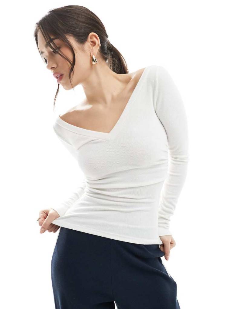 Bershka - Weiches T-Shirt in Weiß mit V-Ausschnitt von Bershka