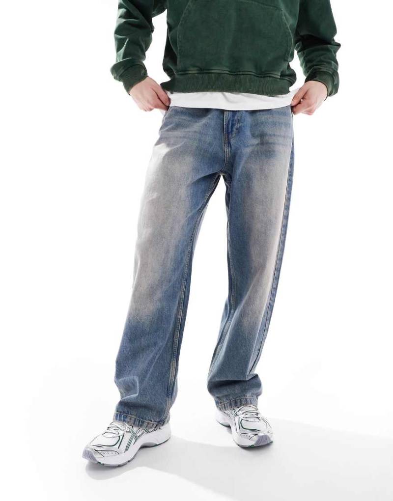 Bershka - Weit geschnittene Jeans in verwaschenem Blau von Bershka