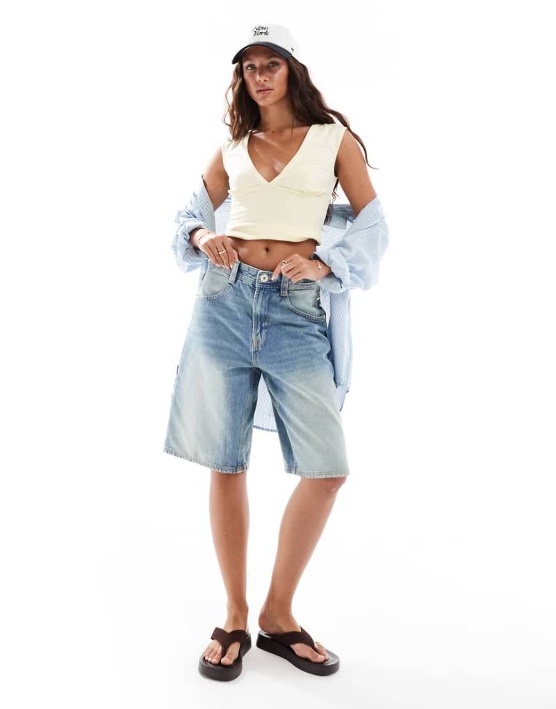 Bershka - Weite, Longline-Shorts in Mittelblau mit verstellbarem Bund von Bershka